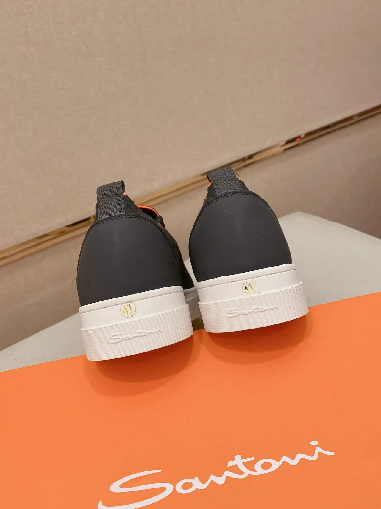 Sneaker Lifestyle Preto e Laranja com Upper de Tricô 4