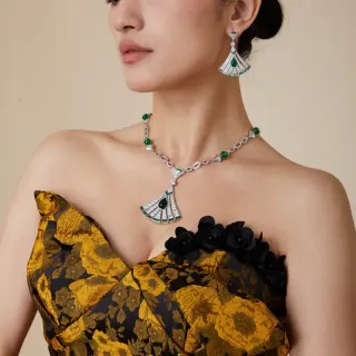 Collier en or noir avec motif éventail serti d'émeraudes et de diamants