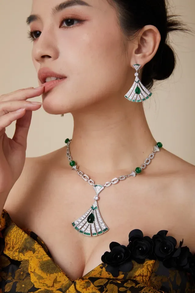 Black Gold Fan-Motif Emerald-and-Diamond Necklace 5