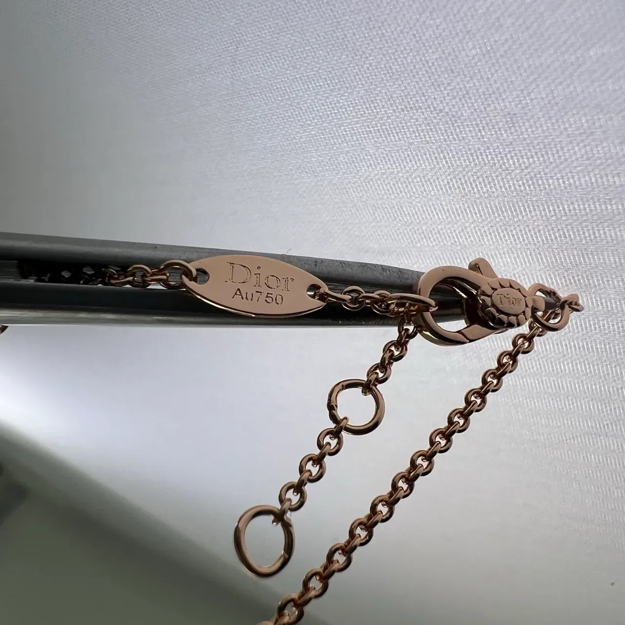 Colar preto e dourado com pendentifs de cabochon redondos e bezel com pérolas 2