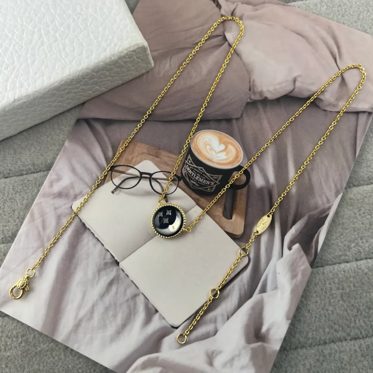 Colar preto e dourado com pendentifs de cabochon redondos e bezel com pérolas 4