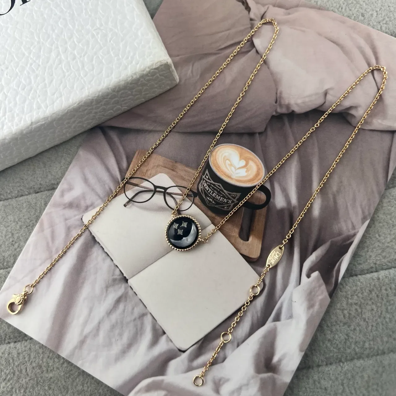 Colar preto e dourado com pendentifs de cabochon redondos e bezel com pérolas 5