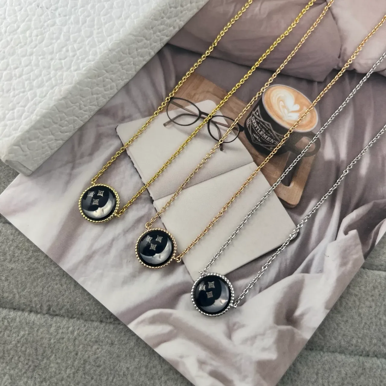 Colar preto e dourado com pendentifs de cabochon redondos e bezel com pérolas 6