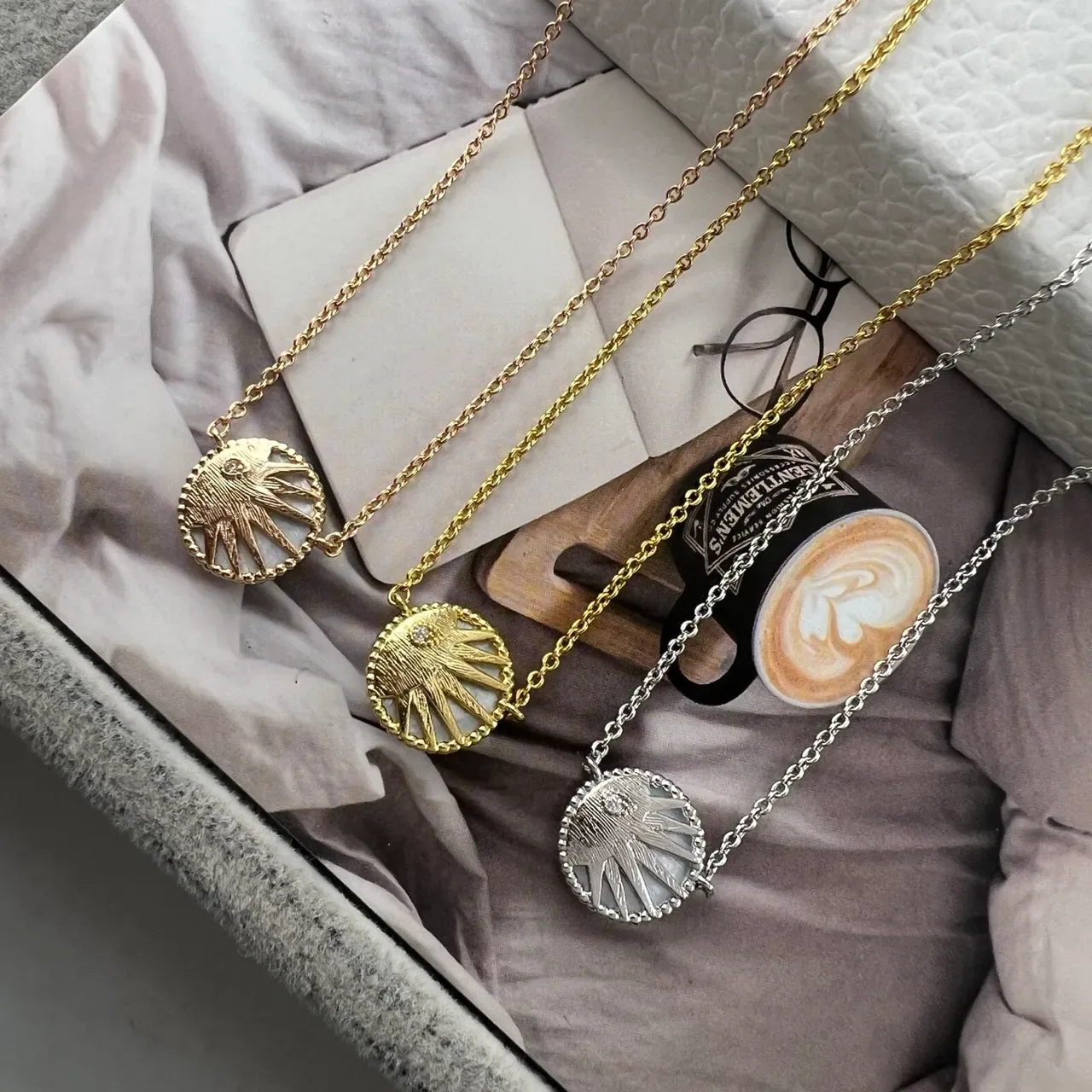 Colar preto e dourado com pendentifs de cabochon redondos e bezel com pérolas 7