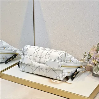 Bolsa hobo preta e dourada, folgada, silhueta de crescente, acolchoada com painéis diamantados 4