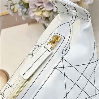 Bolsa hobo preta e dourada, folgada, silhueta de crescente, acolchoada com painéis diamantados 5