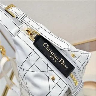 Bolsa hobo preta e dourada, folgada, silhueta de crescente, acolchoada com painéis diamantados 6