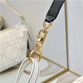 Bolsa hobo preta e dourada, folgada, silhueta de crescente, acolchoada com painéis diamantados 7