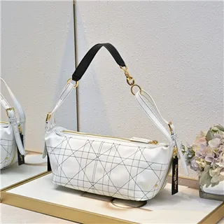 Bolsa hobo preta e dourada, folgada, silhueta de crescente, acolchoada com painéis diamantados 8