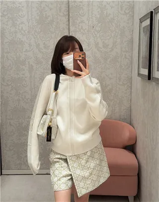 Bolsa hobo preta e dourada, folgada, silhueta de crescente, acolchoada com painéis diamantados 12
