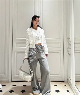 Bolsa hobo preta e dourada, folgada, silhueta de crescente, acolchoada com painéis diamantados 15