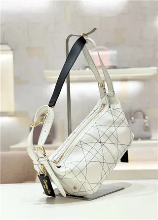 Bolsa hobo preta e dourada, folgada, silhueta de crescente, acolchoada com painéis diamantados 19