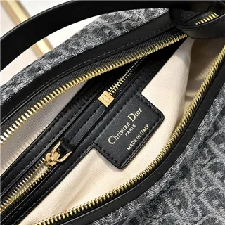 Bolsa hobo preta e dourada, folgada, silhueta de crescente, acolchoada com painéis diamantados 20