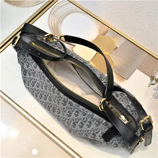 Bolsa hobo preta e dourada, folgada, silhueta de crescente, acolchoada com painéis diamantados 21