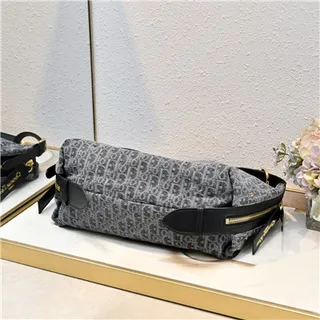 Bolsa hobo preta e dourada, folgada, silhueta de crescente, acolchoada com painéis diamantados 22