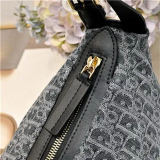 Bolsa hobo preta e dourada, folgada, silhueta de crescente, acolchoada com painéis diamantados 23