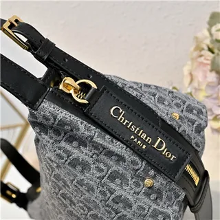 Bolsa hobo preta e dourada, folgada, silhueta de crescente, acolchoada com painéis diamantados 24