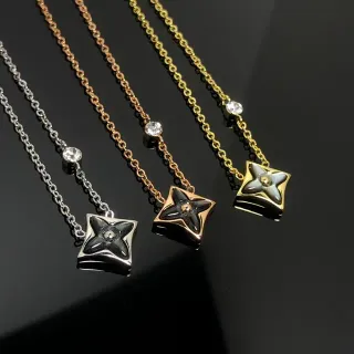 Colar com pingente em forma de estrela preto e dourado com inlay de esmalte