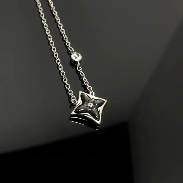 Colar com pingente em forma de estrela preto e dourado com inlay de esmalte 2