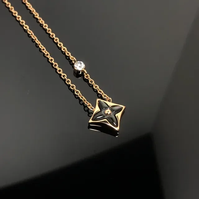 Colar com pingente em forma de estrela preto e dourado com inlay de esmalte 3