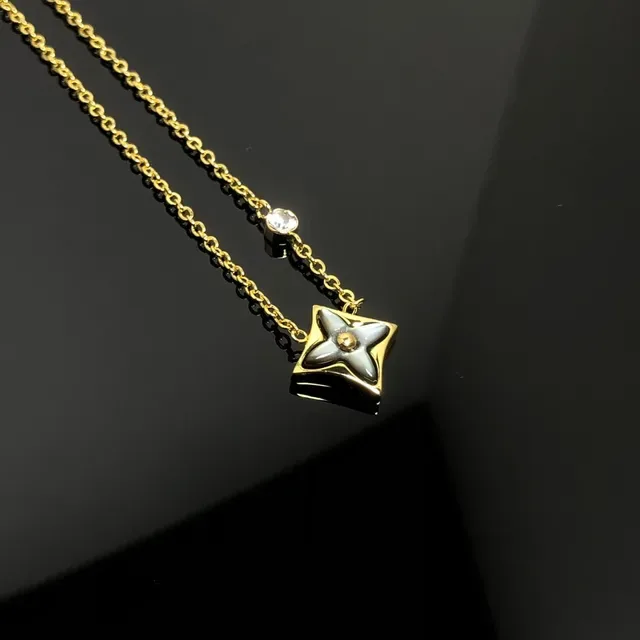 Colar com pingente em forma de estrela preto e dourado com inlay de esmalte 4