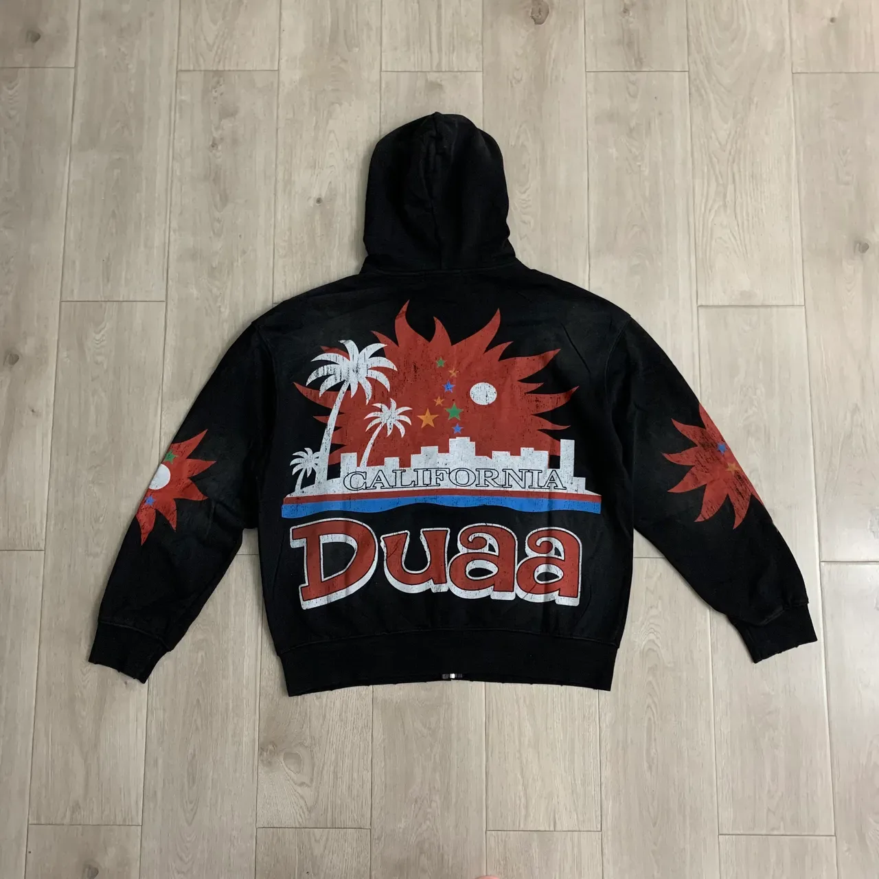 Hoodie noir imprimé graphique, fermeture éclair complète et coupe oversized 5