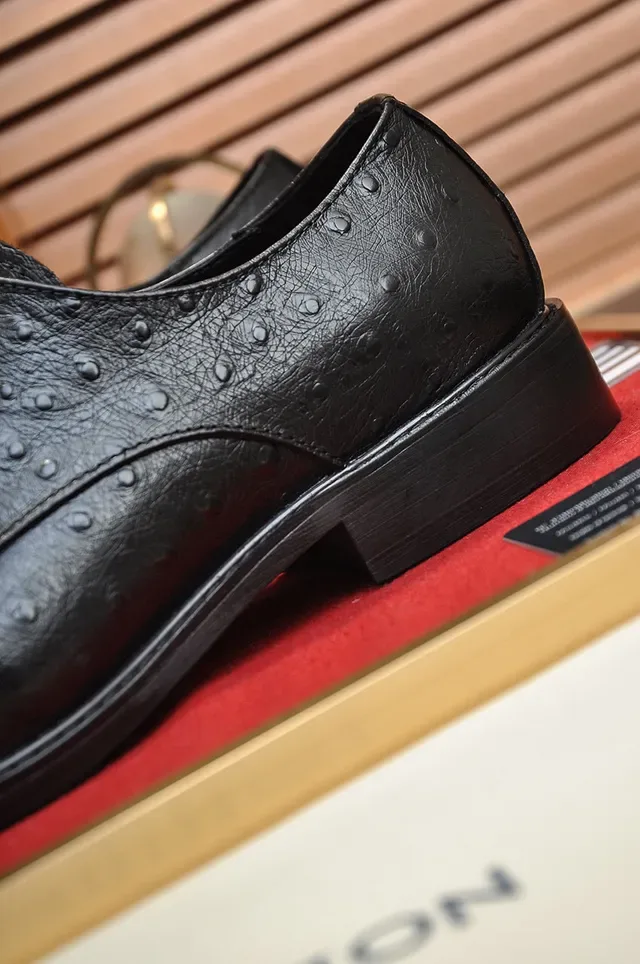 Chaussures Oxford à bout cap noir en cuir d'autruche embossé 2