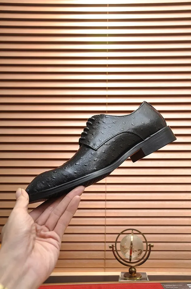 Chaussures Oxford à bout cap noir en cuir d'autruche embossé 6