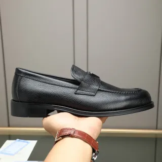 Loafer de cuero granulado negro con acento de correa