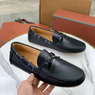 حذاء ليوفر جلد أسود بنمط حبيبي مع تيسيل