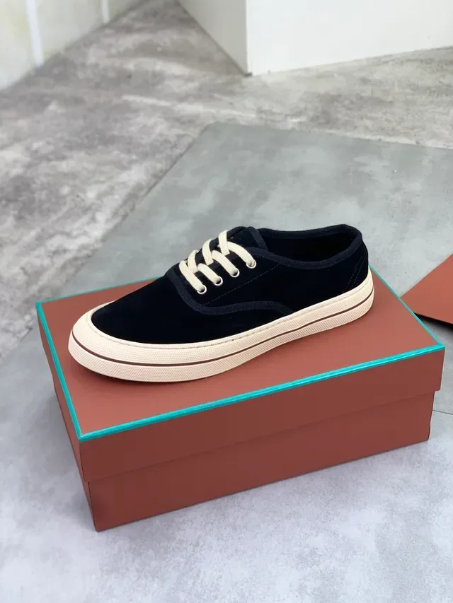 Zapatilla de ante negra low-top con cordones casual 4