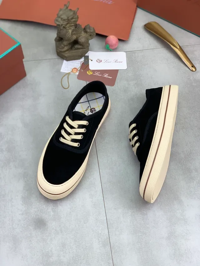 Zapatilla de ante negra low-top con cordones casual 5