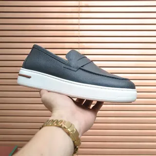 Mocassim de couro pebbled preto e branco com alça penny