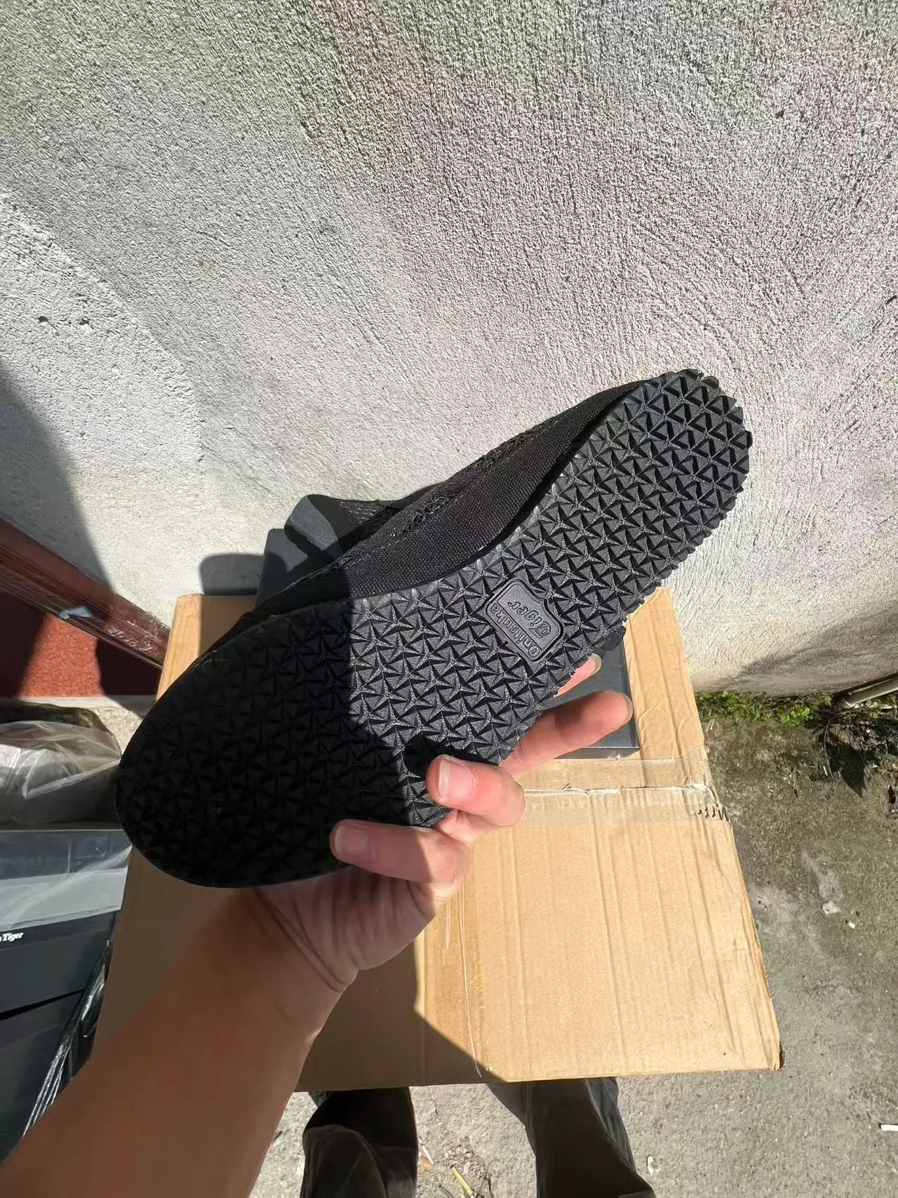 Chinelos pretos de tecido trançado 6
