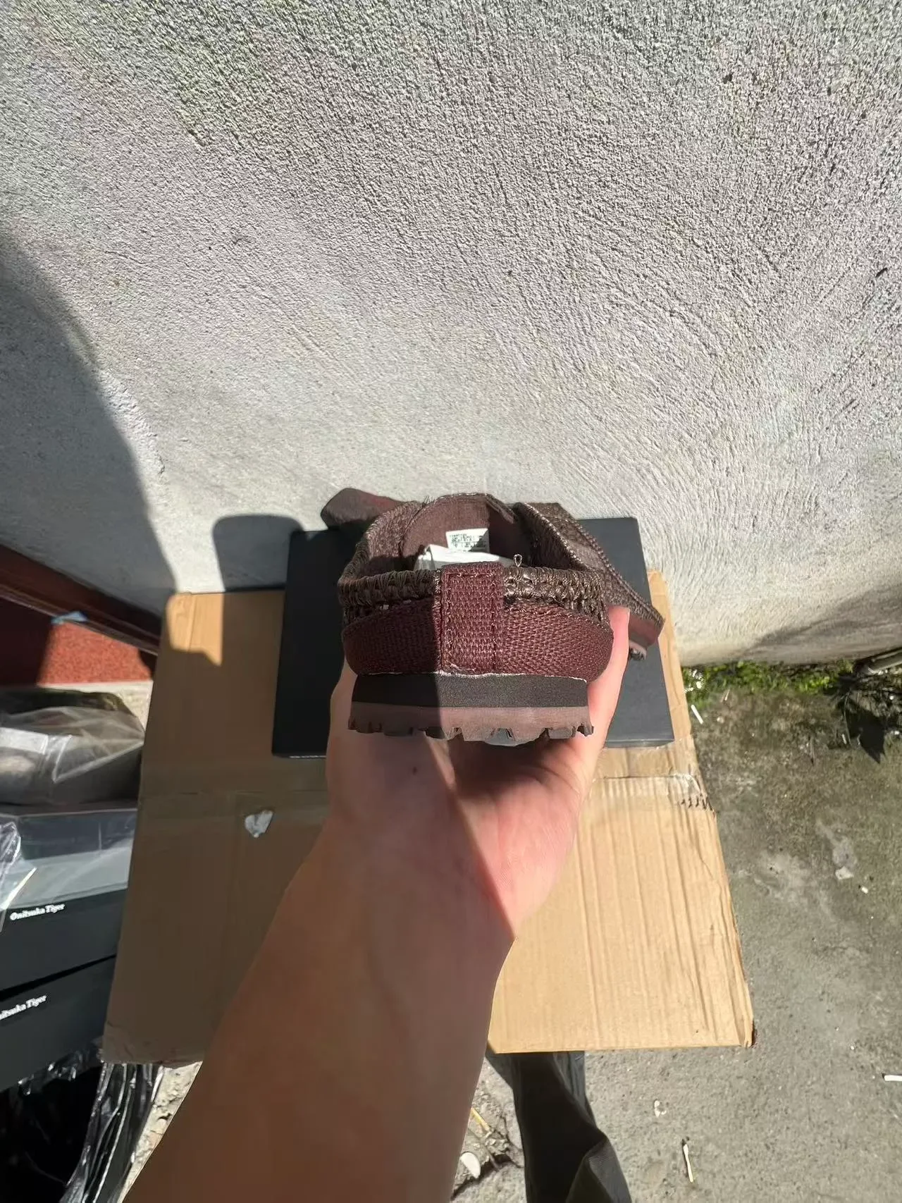 Chinelos pretos de tecido trançado 18