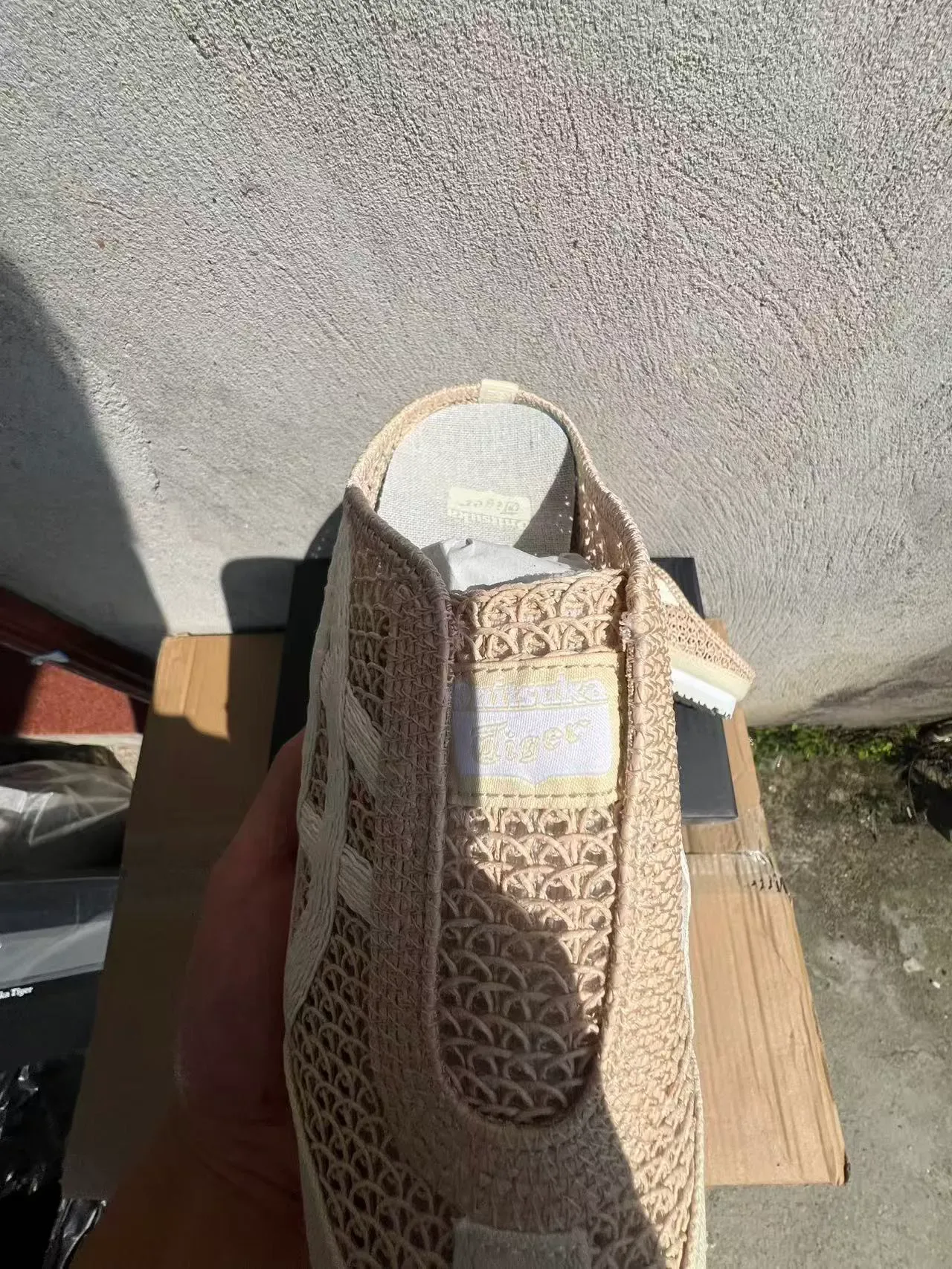 Chinelos pretos de tecido trançado 24