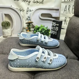 Zapatos Mary Jane con patrón de lunares azules y blancos perforados en la parte superior ligera