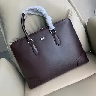 Sac à main structuré texturé couleur bordeaux avec anse supérieure