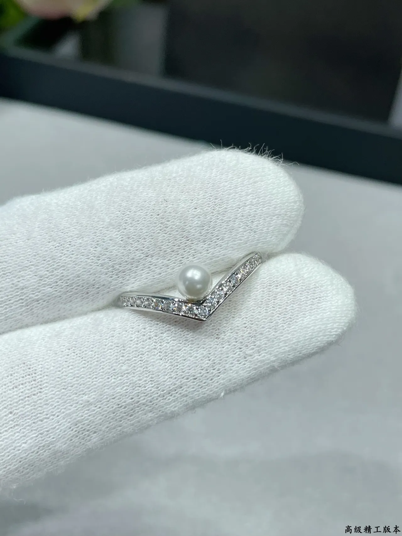 CHAUMET V-Shaped Pavé Diamond and Pearl Ring 3