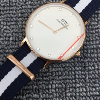 Daniel Wellington Classic Petite लाल डायल गुलाब सोने का केस नेवी व्हाइट स्ट्रैप क्वार्ट्ज वॉच