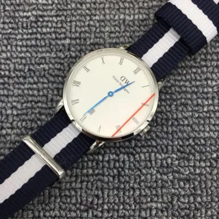 डेनियल वेलिंगटन क्लासिक पेटाइट व्हाइट डायल नेवी व्हाइट स्ट्राइप NATO Strap Quartz Watch