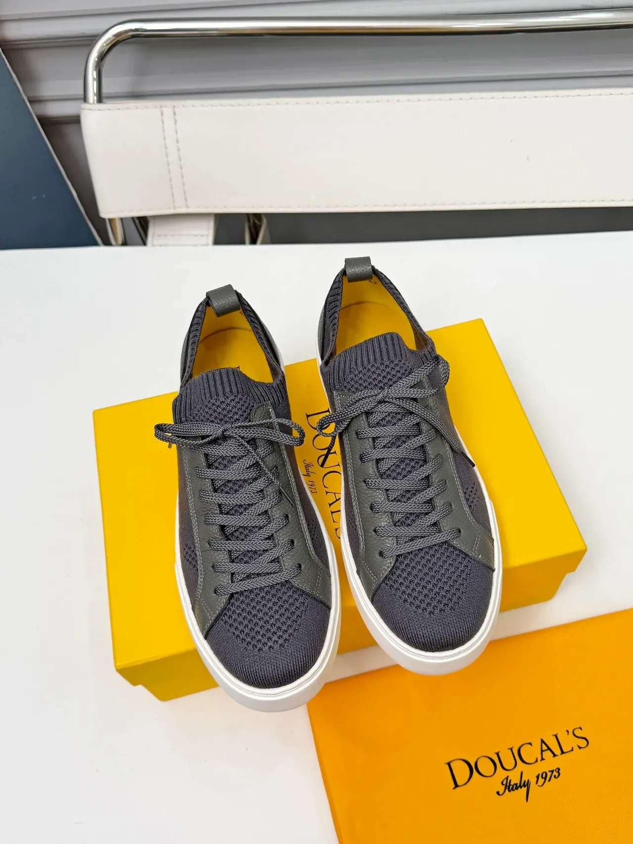 Sneakers Low-Top Gris Foncé avec Tissu et Cuir Overlay 5