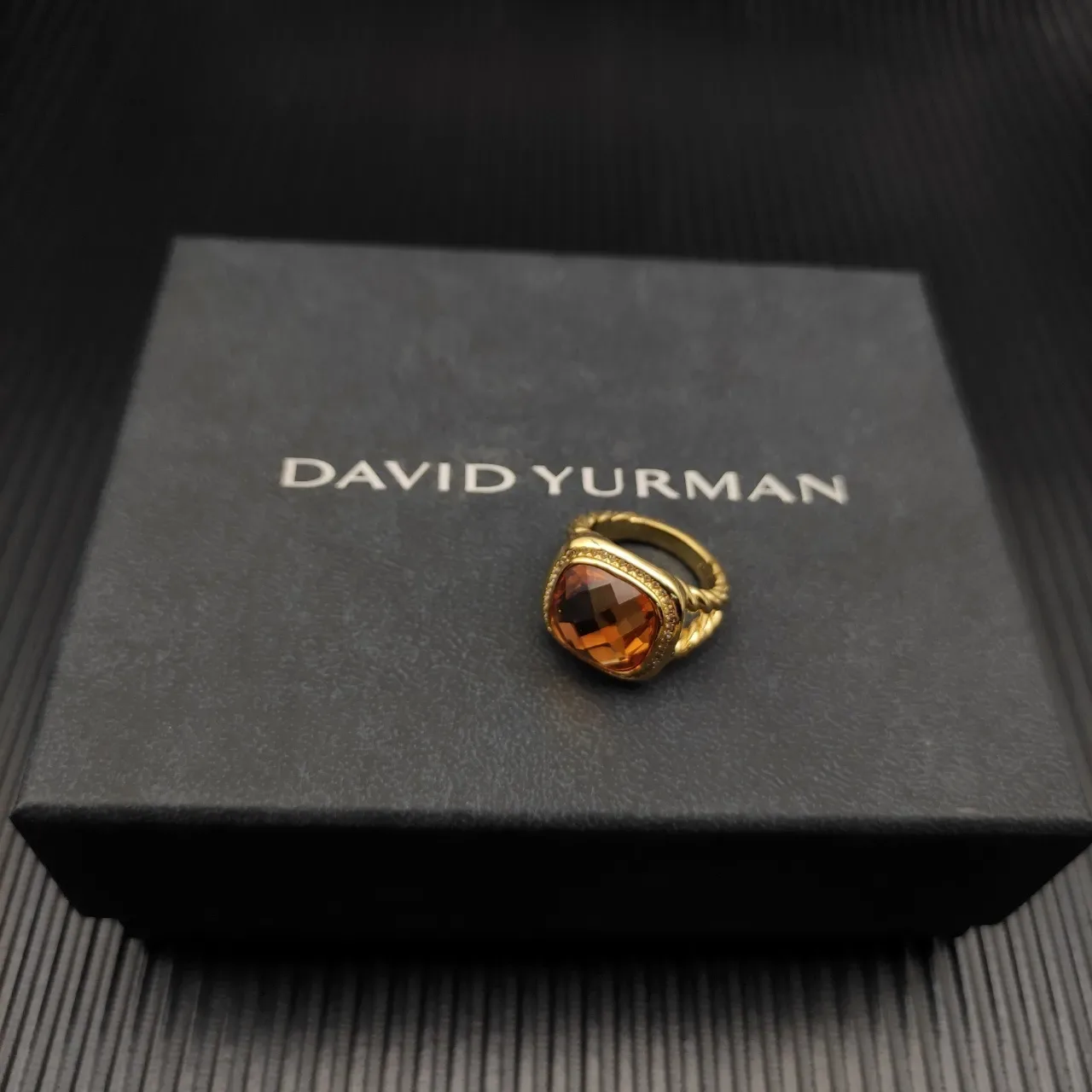 David Yurman خاتم حجر أمبر مقصوص على شكل وسادة بلون ذهبي 4