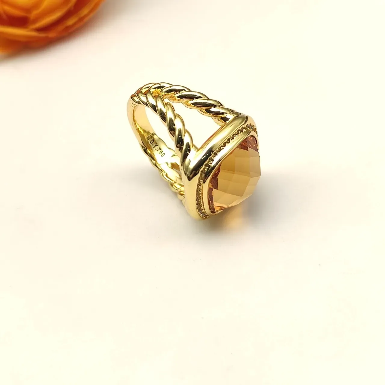 David Yurman خاتم حجر أمبر مقصوص على شكل وسادة بلون ذهبي 5
