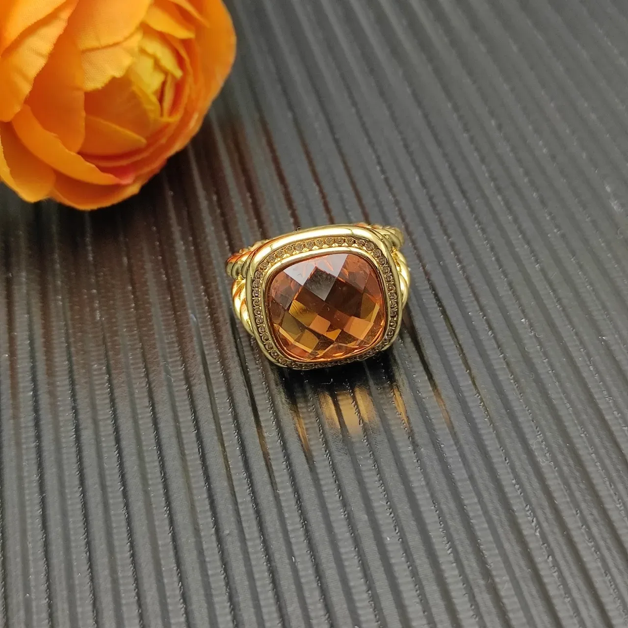 David Yurman خاتم حجر أمبر مقصوص على شكل وسادة بلون ذهبي 7