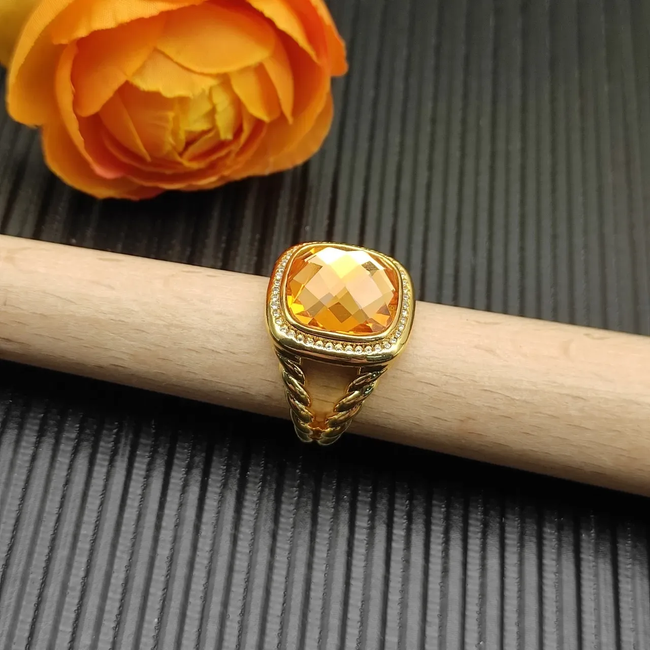 David Yurman خاتم حجر أمبر مقصوص على شكل وسادة بلون ذهبي 8