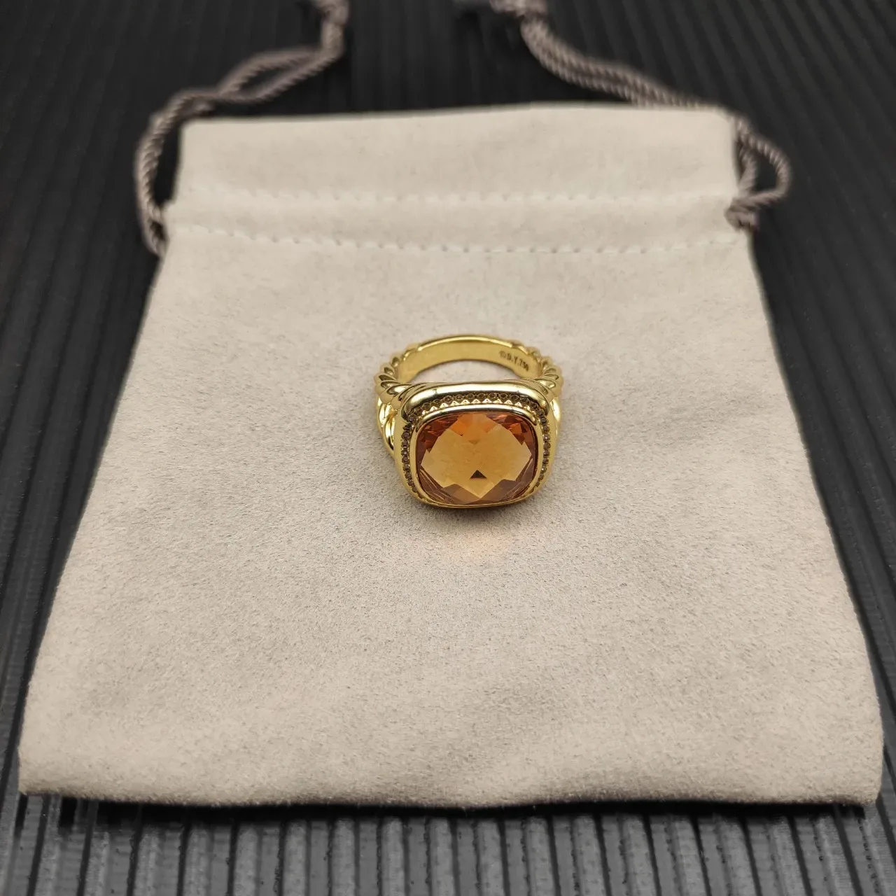 David Yurman خاتم حجر أمبر مقصوص على شكل وسادة بلون ذهبي 9