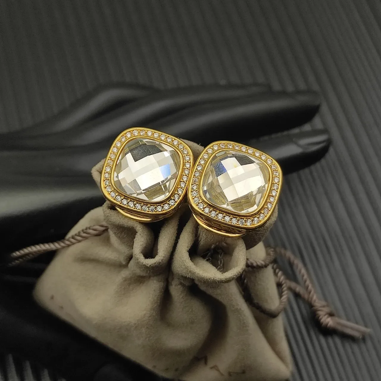 David Yurman أقراط كليب أون ذهبي الدرجة مقصوصة بشكل وسادة مع هالة بفييه 6