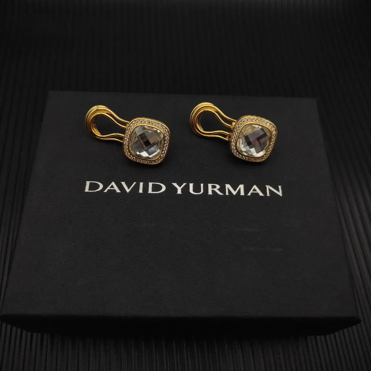 David Yurman أقراط كليب أون ذهبي الدرجة مقصوصة بشكل وسادة مع هالة بفييه 8