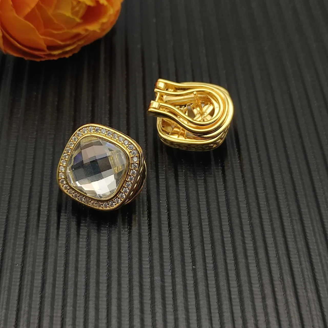 David Yurman أقراط كليب أون ذهبي الدرجة مقصوصة بشكل وسادة مع هالة بفييه 9